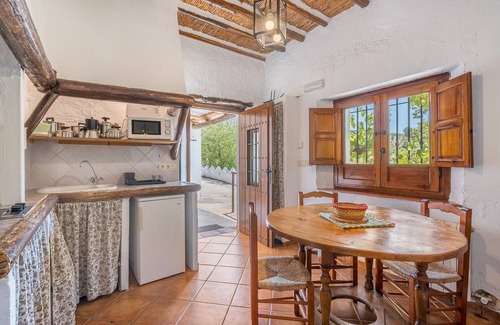 La Zubia Apartment | Apartment 'El Cobertizo' with Mountain Views, Shared Pool and Wi-Fi