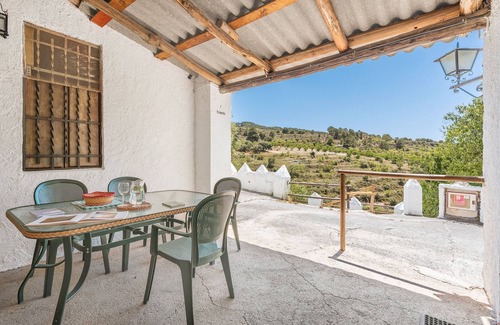 La Zubia Apartment | Apartment 'El Cobertizo' with Mountain Views, Shared Pool and Wi-Fi