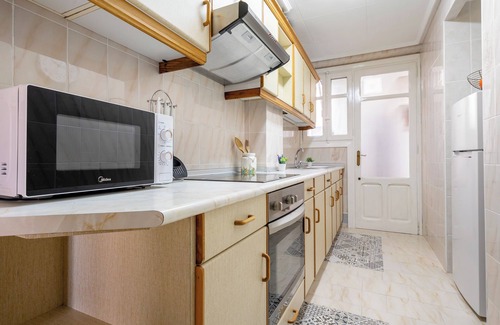 Caspe Apartment | Apartment 'El Compromiso' with Balcony, Wi-Fi and Air Conditioning