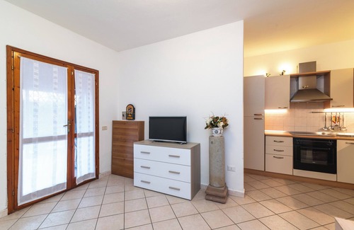 San Teodoro City Centre Apartment | Apartment 'Elegante Appartamento Centro' with Private Terrace and Private Garden