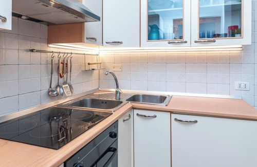 San Teodoro City Centre Apartment | Apartment 'Elegante Appartamento Centro' with Private Terrace and Private Garden