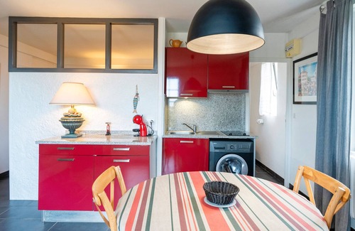 Ciboure Apartment | Apartment 'Entre Terre Et Mer' with Sea View, Private Terrace and Wi-Fi