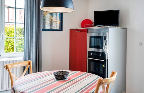 Ciboure Apartment | Apartment 'Entre Terre Et Mer' with Sea View, Private Terrace and Wi-Fi