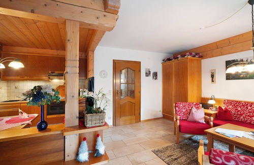 Mittenwald Apartment | Apartment 'Enzian Nr 2' with Mountain View, Private Terrace and Wi-Fi