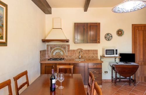 Livorno Apartment | Apartment 'Erba Di Campo - Patata' with Shared Pool, Wi-Fi and Air Conditioning