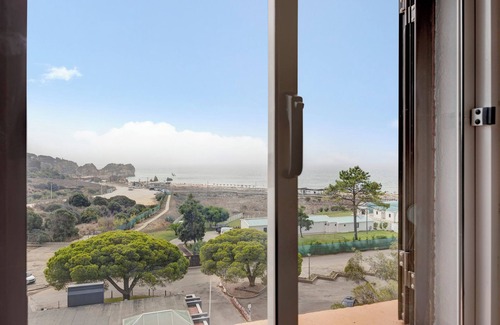 Torralta Apartment | Apartment "Estúdio Superior Mar Atlântico" with Sea View, Pool & Wi-Fi