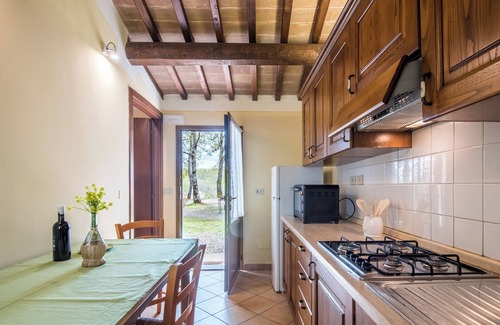 Colle di Val d'Elsa Apartment | Apartment 'Faetino - Pavone' with Shared Pool, Private Garden and Wi-Fi