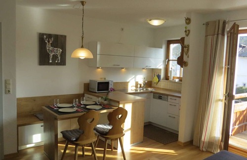 Arlaching Apartment | Apartment 'Ferienwohnung Chiemseestrand' with Lake View, Balcony and Wi-Fi