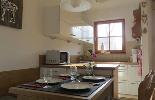 Arlaching Apartment | Apartment 'Ferienwohnung Chiemseestrand' with Lake View, Balcony and Wi-Fi