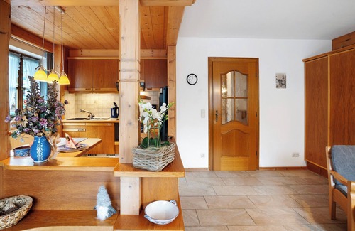 Mittenwald Apartment | Apartment 'Felsenroserl Nr 4' with Mountain View, Shared Garden and Wi-Fi