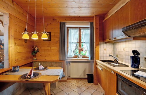Mittenwald Apartment | Apartment 'Felsenroserl Nr 4' with Mountain View, Shared Garden and Wi-Fi