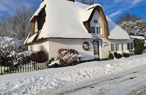 Winnert House | Apartment 'Ferienhaus Jakobsen' with Private Garden, Balcony and Wi-Fi