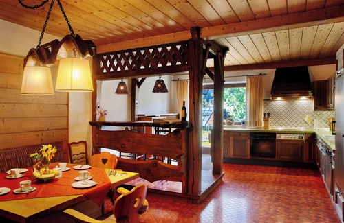 Oberammergau Apartment | Apartment 'Ferienwohnung Beim Posthalter' with Mountain View, Private Terrace and Wi-Fi