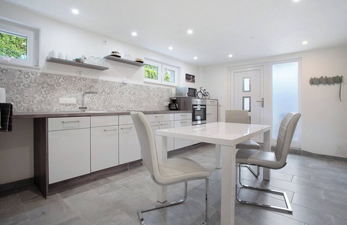 Muritz Apartment | Apartment 'Ferienwohnung Kastanienallee' with Private Terrace, Private Garden and Wi-Fi