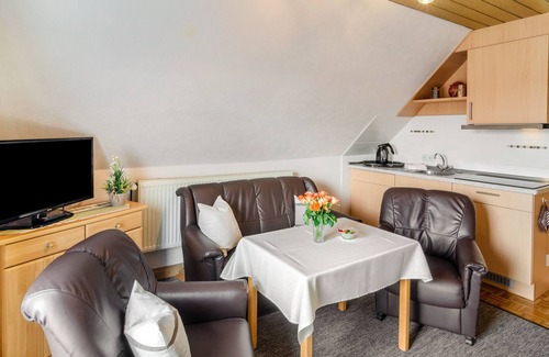 Marienhafe Apartment | Apartment 'Ferienwohnung Karin' with Private Garden and Balcony
