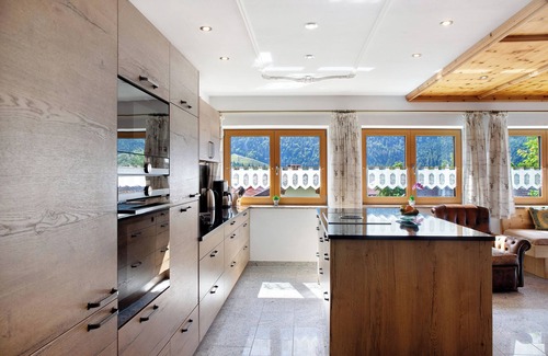 Mittenwald Apartment | Apartment 'Ferienwohnung Lapislazuli' with Mountain View, Private Terrace and Wi-Fi