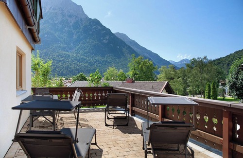 Mittenwald Apartment | Apartment 'Ferienwohnung Lapislazuli' with Mountain View, Private Terrace and Wi-Fi