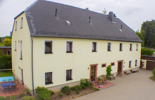 Kottern Apartment | Apartment 'Ferienwohnung Rochlitzer Berg Blick' with Mountain View and Wi-Fi