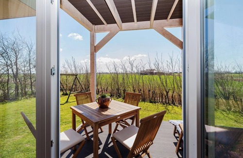 Pellworm Apartment | Apartment 'Fewo Emma' with Shared Garden, Balcony and Wi-Fi