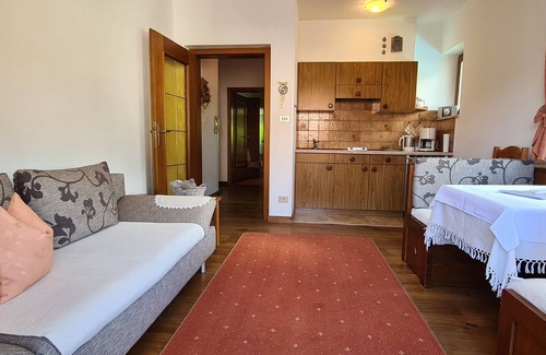 Rifiano Apartment | Apartment 'Fewo Innerhofer - Südbalkon' with Mountain View, Shared Pool and Wi-Fi