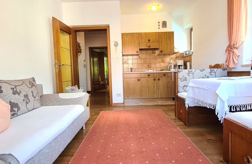 Rifiano Apartment | Apartment 'Fewo Innerhofer - Südbalkon' with Mountain View, Shared Pool and Wi-Fi