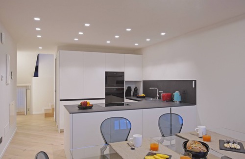 Salo Apartment | Apartment 'Flat 6' with Lake View, Wi-Fi, Air Conditioning with private jacuzzi