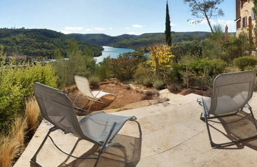Esparron-de-Verdon Apartment | Apartment for 6 in Esparron-de-Verdon, with a wonderful lake view