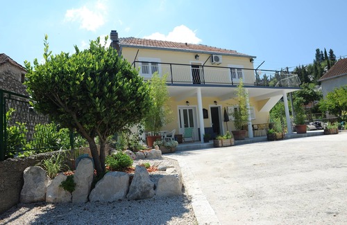 Stasevica Apartment | Apartment for 2-4 persons tastefully renovated . between Split and Dubrovnik