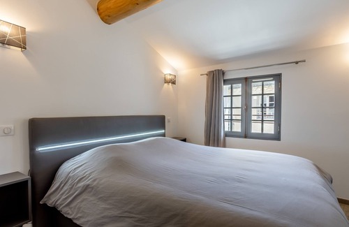 L'Isle-sur-la-Sorgue Apartment | Apartment-Luxury-Mobility bath-City view-L'intemporel