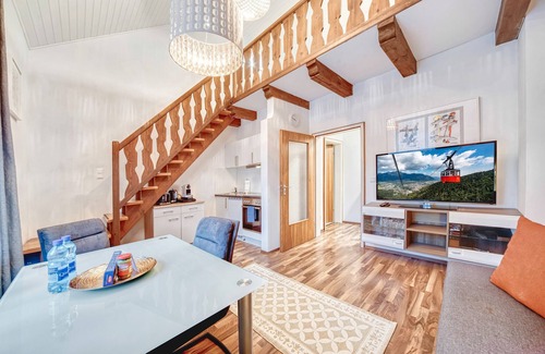 Gmain Apartment | Apartment 'Galerie- Am Kurgarten' with Mountain View and Wi-Fi