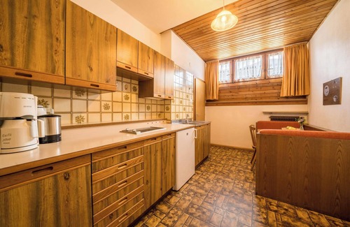 Lana Apartment | Apartment "Gantkofel Leilichhof" with Mountain View, Wi-Fi, Balcony & Garden