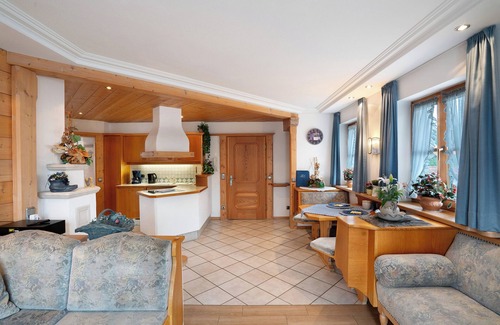 Mittenwald Apartment | Apartment 'Gebirgsveilchen Nr 7' with Mountain View, Shared Garden and Wi-Fi