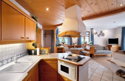 Mittenwald Apartment | Apartment 'Gebirgsveilchen Nr 7' with Mountain View, Shared Garden and Wi-Fi