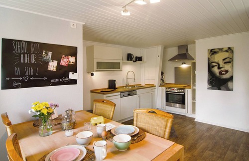 Detern Apartment | Apartment 'Gemütliche Ferienwohnung Am See' with Private Terrace, Private Garden and Wi-Fi