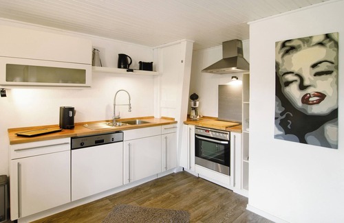 Detern Apartment | Apartment 'Gemütliche Ferienwohnung Am See' with Private Terrace, Private Garden and Wi-Fi