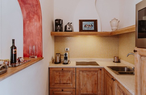 Puegnago del Garda Apartment | Apartment 'Giada' with Shared Pool, Wi-Fi and Air Conditioning