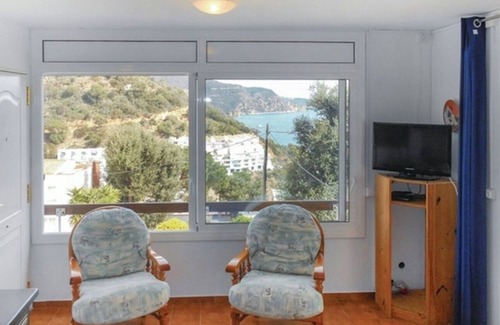 Salionc Apartment | Apartment 'Goleta' near the sea with balcony and Wi-Fi