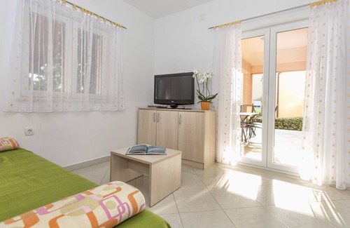 Cesarica Apartment | Apartment Green in Villa Dina, pool, near beach, Karlobag, Kvarner, Croatia