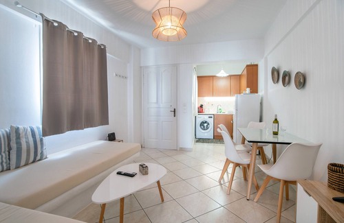 Naxos Apartment | Apartment 'Grotta Carpe Diem' with Balcony, Wi-Fi and Air Conditioning