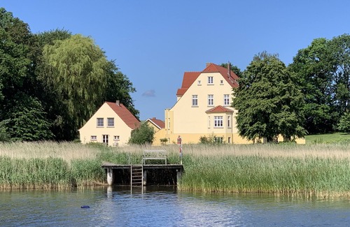 Grubnow Apartment | Apartment 'Gut Grubnow Rügen - Ferienwohnung 7' with Lake View, Shared Garden and Wi-Fi