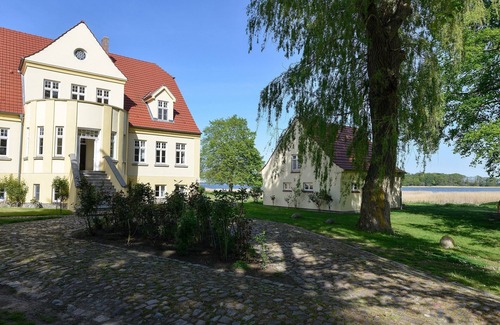 Grubnow Apartment | Apartment 'Gut Grubnow Rügen - Ferienwohnung 7' with Lake View, Shared Garden and Wi-Fi