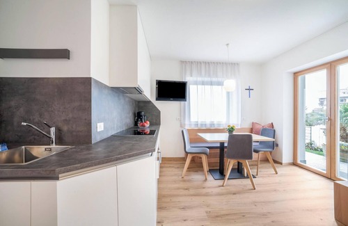 Schenna Apartment | Apartment "Haus Hohenrain 1" with Mountain View, Pool, Wi-Fi, Terrace & Garden