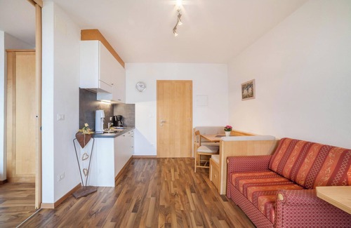 Schenna Apartment | Apartment "Haus Hohenrain 3" with Mountain View, Pool, Wi-Fi, Terrace & Garden