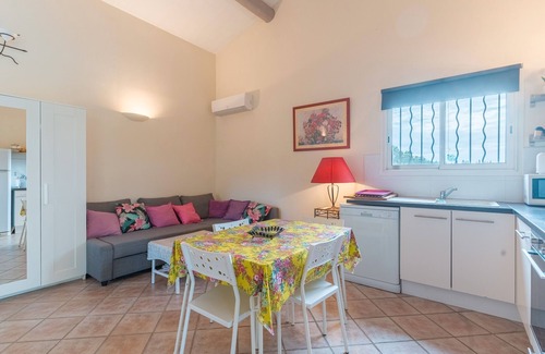Salon-de-Provence Apartment | Apartment 'Havre De Paix' with Shared Pool, Wi-Fi and Air Conditioning