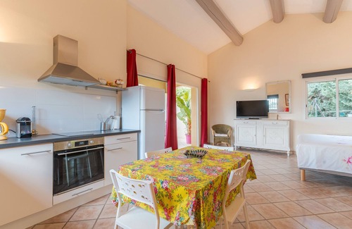 Salon-de-Provence Apartment | Apartment 'Havre De Paix' with Shared Pool, Wi-Fi and Air Conditioning