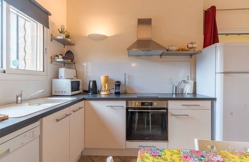 Salon-de-Provence Apartment | Apartment 'Havre De Paix' with Shared Pool, Wi-Fi and Air Conditioning