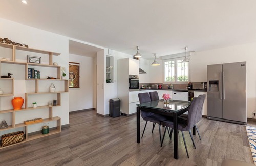 Sausset-les-Pins Apartment | Apartment 'Havre De Paix 500m De La Mer' with Private Terrace, Wi-Fi and Air Conditioning