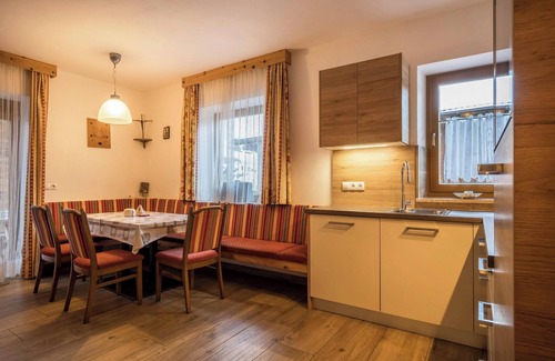 Racines Apartment | Apartment "Heiserhof - Kirsche" with Mountain View, Balcony & Wi-Fi