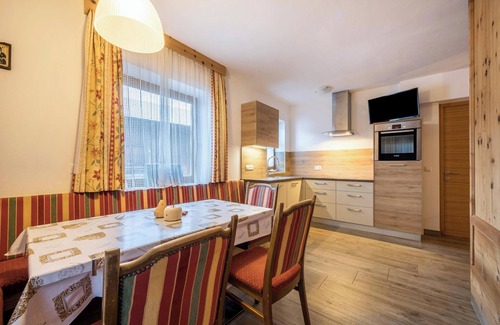 Racines Apartment | Apartment "Heiserhof - Kirsche" with Mountain View, Balcony & Wi-Fi