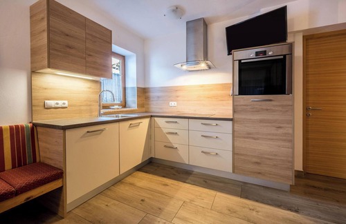 Racines Apartment | Apartment "Heiserhof - Kirsche" with Mountain View, Balcony & Wi-Fi